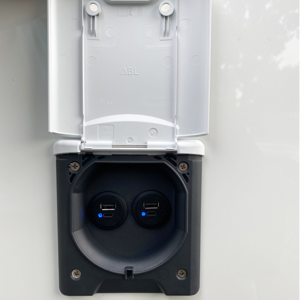 BBAtechniek - USB-A 3.6A 5V 2x en USB-C 2x licht grijs (1x)